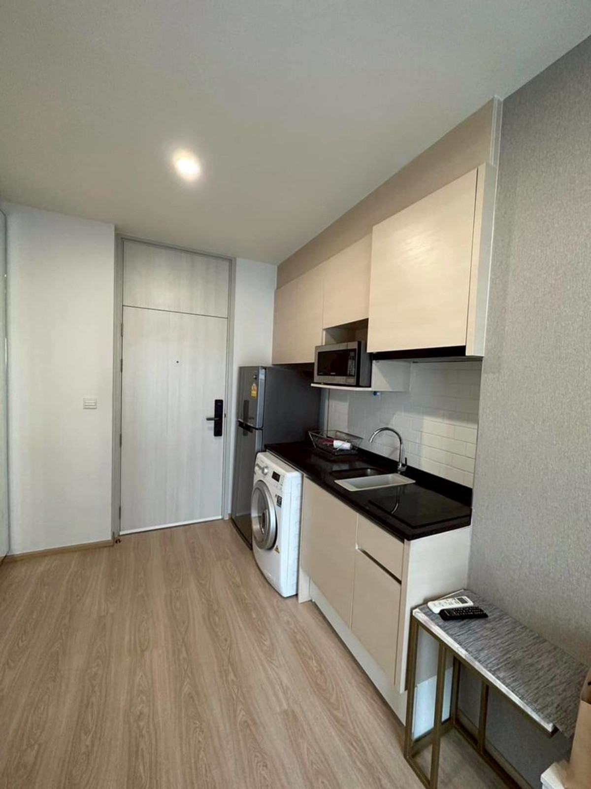 For RentCondoRatchadapisek, Huaikwang, Suttisan : Only 17k🔥!! Condo for rent near MRT Cultural Center, 50 meters | Noble Revolve Ratchada 2 | Fully furnished, electrical appliances, ready to move in.