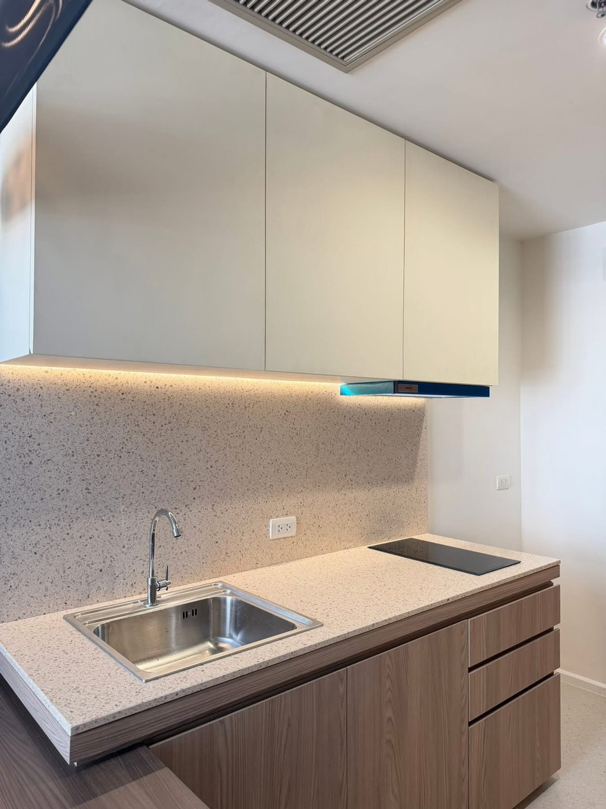 For SaleCondoSapankwai,Jatujak : You cant find this price anymore. Onyx Phahonyothin, Duplex type 43sqm. The room has just been renovated, completely new, not rented, ready to reserve today.  If interested, you can make an appointment to view at 064-6696546 Minnie. You can contact Line a