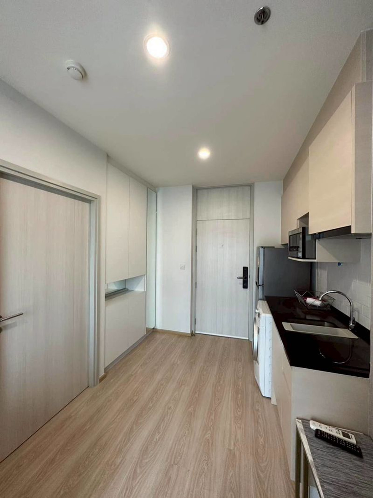 For RentCondoRatchadapisek, Huaikwang, Suttisan : Only 17k🔥!! Condo for rent near MRT Cultural Center, 50 meters | Noble Revolve Ratchada 2 | Fully furnished, electrical appliances, ready to move in.