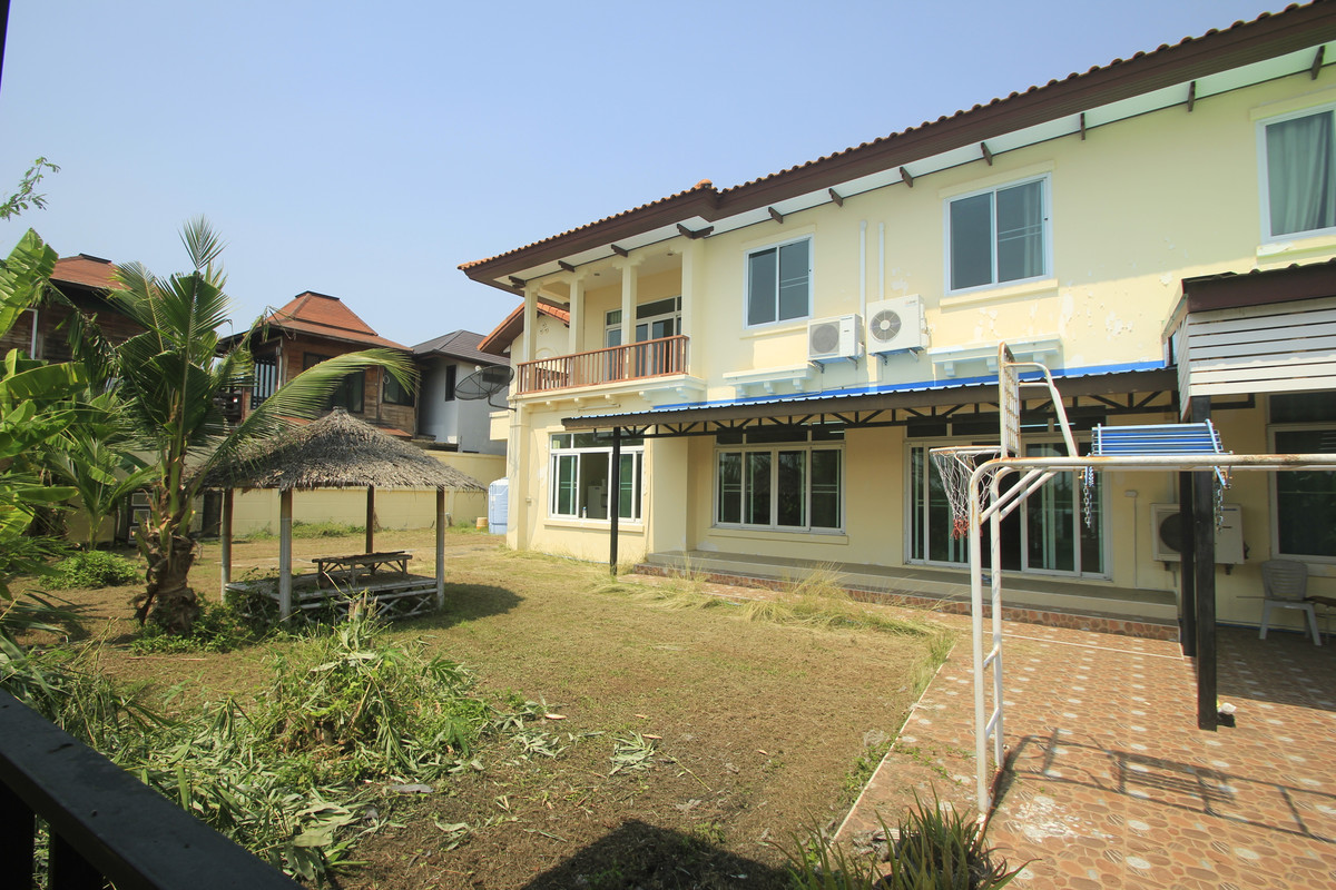 ขายบ้านพระราม 2 บางขุนเทียน : ขายด่วนบ้านเดี่ยวพระราม2 สารินซิตี้ หลังบ้านติดทะเลสาบกว้าง บรรยากาศเป็นส่วนตัวมาก บ้านรุ่นใหญ่ 305.3วา ฮวงจุ้ยบ้านดีรูปที่ดินถุงเงินถุงทอง บ้านกว้างเหมาะครอบครัวใหญ่ พร้อมเรือนรับรอง 2 ชั้นแยกต่างหาก สนามหญ้าหลังบ้านและข้างบ้านเป็นธรรมชาติ