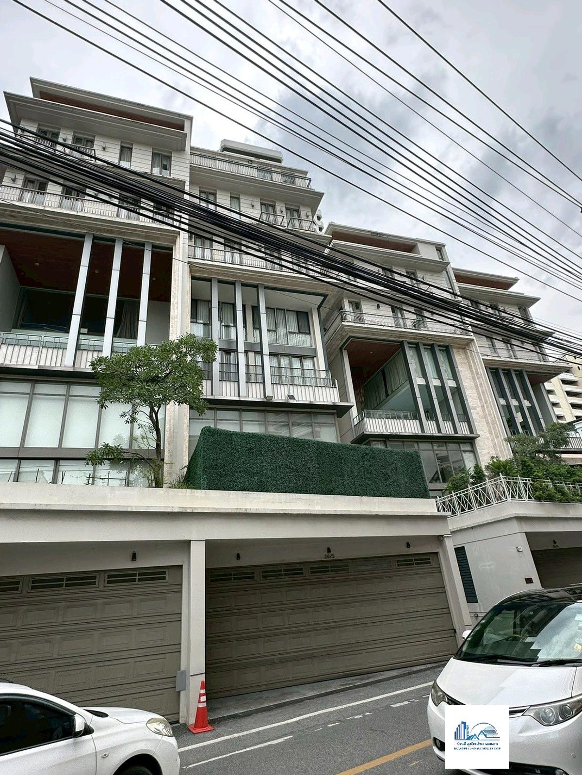 ให้เช่าสุขุมวิท อโศก ทองหล่อ : ให้เช่าบ้านเดี่ยวสุขุมวิท 49/1 🏊‍♀️🏄 มีสระว่ายน้ำในบ้านพร้อมลิฟท์ส่วนตัว素坤逸路49/1巷独栋别墅出租。配有私人游泳池和私人电梯。