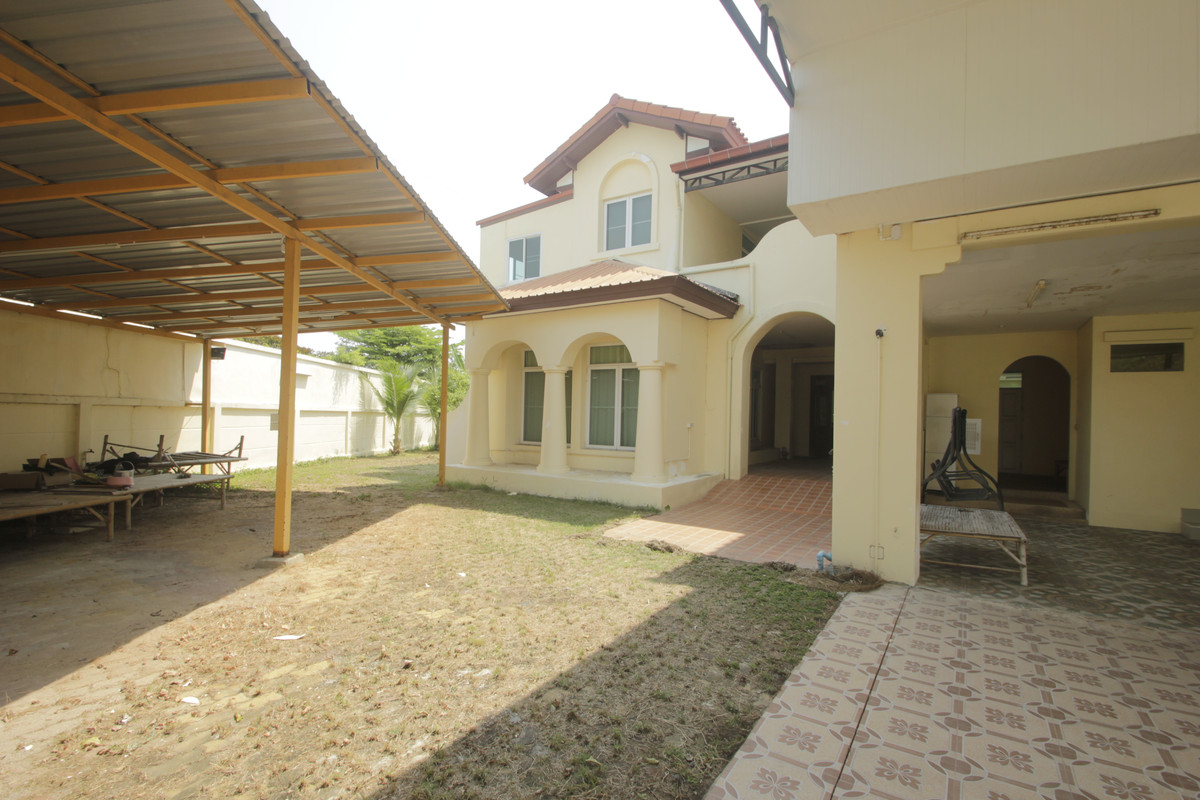 ขายบ้านพระราม 2 บางขุนเทียน : ขายด่วนบ้านเดี่ยวพระราม2 สารินซิตี้ หลังบ้านติดทะเลสาบกว้าง บรรยากาศเป็นส่วนตัวมาก บ้านรุ่นใหญ่ 305.3วา ฮวงจุ้ยบ้านดีรูปที่ดินถุงเงินถุงทอง บ้านกว้างเหมาะครอบครัวใหญ่ พร้อมเรือนรับรอง 2 ชั้นแยกต่างหาก สนามหญ้าหลังบ้านและข้างบ้านเป็นธรรมชาติ