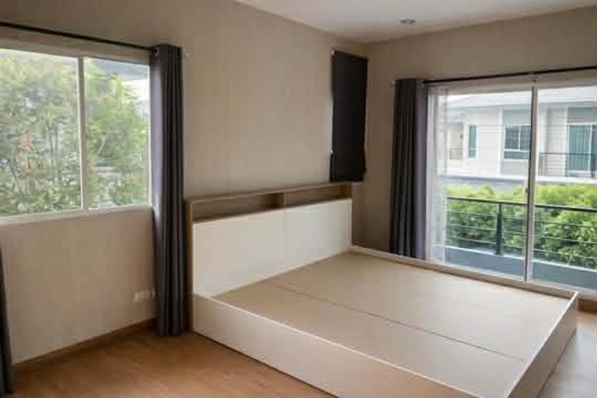 For RentSamut Prakan,Samrong : For rent, 2-story semi-detached house, The Plant Village, Thepharak, good condition, with furniture, price 25,000 baht.