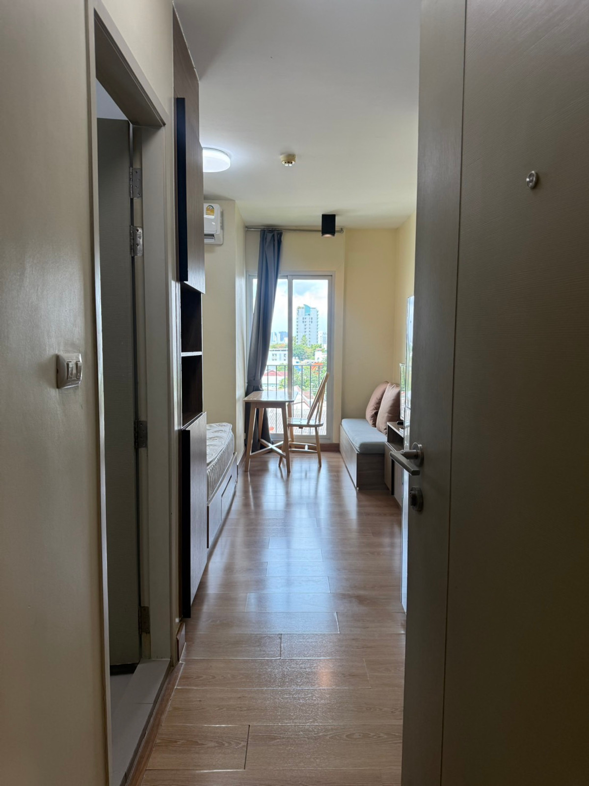 ให้เช่าคอนโดเกษตรศาสตร์ รัชโยธิน : ให้เช่าคอนโด 🌈 พร้อมอยู่ 1 มี.ค. 69  🌈 ✧คอนโดแชปเตอร์วัน เดอะเเคมปัส เกษตร✧ ใกล้ม.เกษตร อาคาร G ชั้น 8 ขนาด 23 ตร.ม. 💵 ราคาเช่า 9,500/เดือน 💵 เฟอร์นิเจอร์ เครื่องใช้ไฟฟ้าครบ มีเครื่องซักผ้า  📞 สนใจติดต่อ 094-847-5707 หรือ Idline : kingcto2 คุณหยก