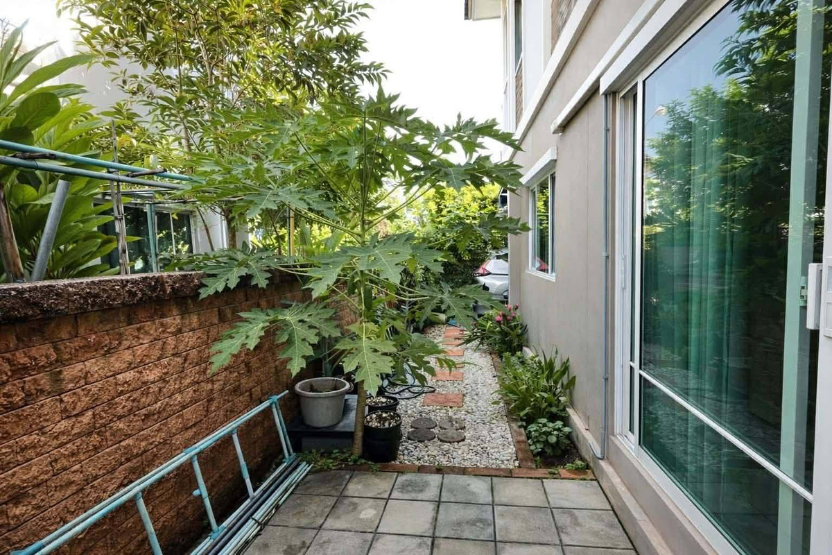 For RentSamut Prakan,Samrong : For rent, 2-story semi-detached house, The Plant Village, Thepharak, good condition, with furniture, price 25,000 baht.