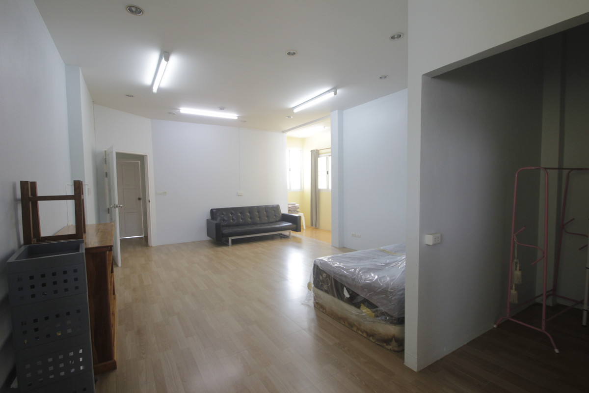 ขายบ้านพระราม 2 บางขุนเทียน : ขายด่วนบ้านเดี่ยวพระราม2 สารินซิตี้ หลังบ้านติดทะเลสาบกว้าง บรรยากาศเป็นส่วนตัวมาก บ้านรุ่นใหญ่ 305.3วา ฮวงจุ้ยบ้านดีรูปที่ดินถุงเงินถุงทอง บ้านกว้างเหมาะครอบครัวใหญ่ พร้อมเรือนรับรอง 2 ชั้นแยกต่างหาก สนามหญ้าหลังบ้านและข้างบ้านเป็นธรรมชาติ