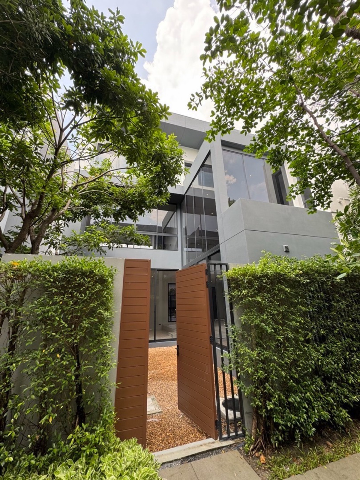 For RentHousePattanakan, Srinakarin : Luxury House for Rent Bugaan Krungthep Kreetha Bangkok Luxury Home Private Lift Near Brighton College Pet Friendly Family Home