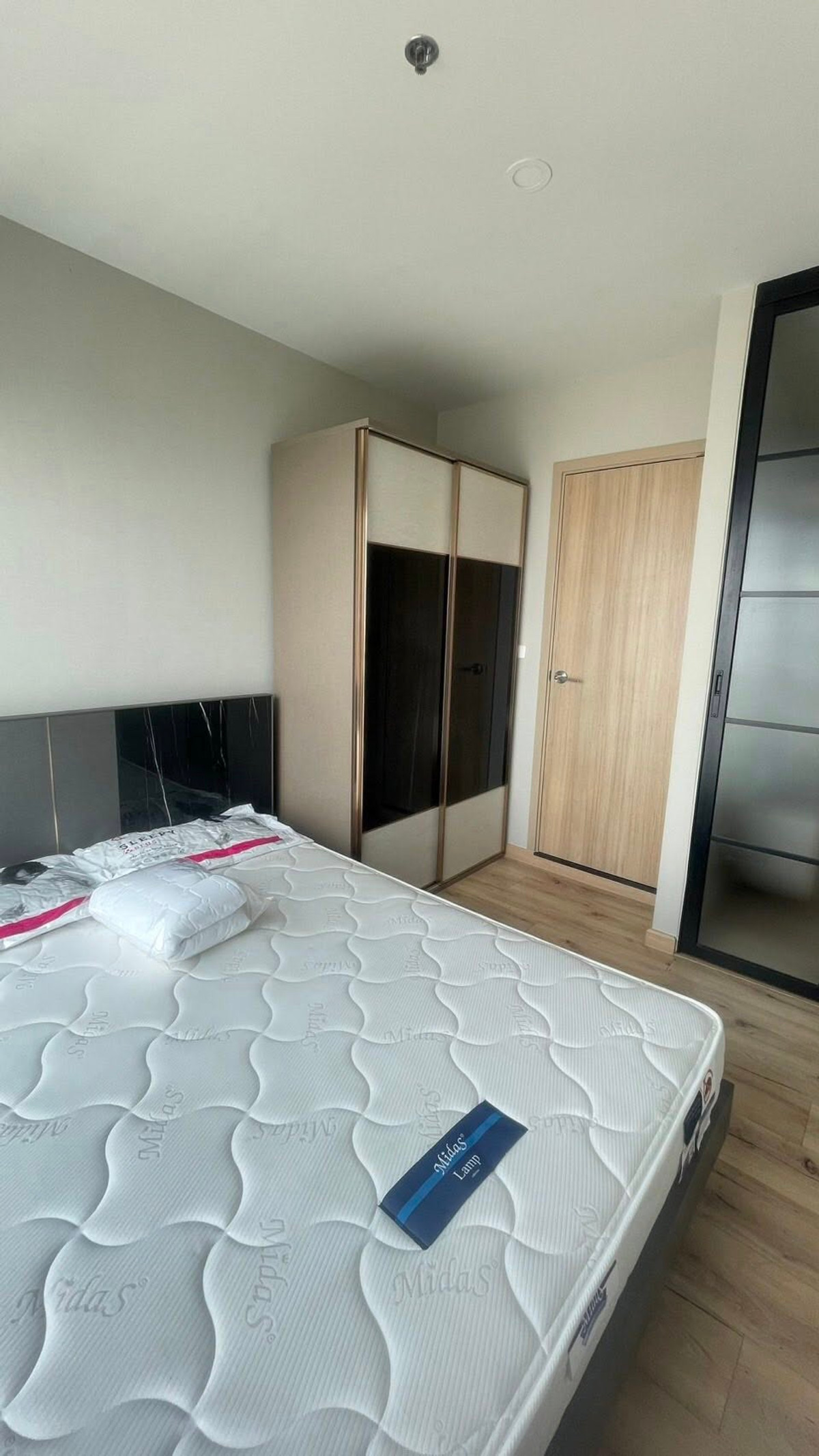 ให้เช่าคอนโดปิ่นเกล้า จรัญสนิทวงศ์ : ให้เช่า Brix Condominium (บริกซ์ คอนโดมิเนียม) ติด MRT สิรินธร เพียง 0 เมตร