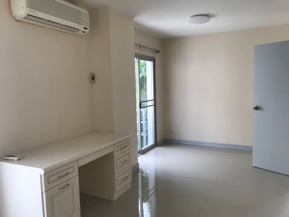 For SaleTownhomeSamut Prakan,Samrong : Boble Park Townhouse, Bang Phli, good location, peaceful society, with private parking.