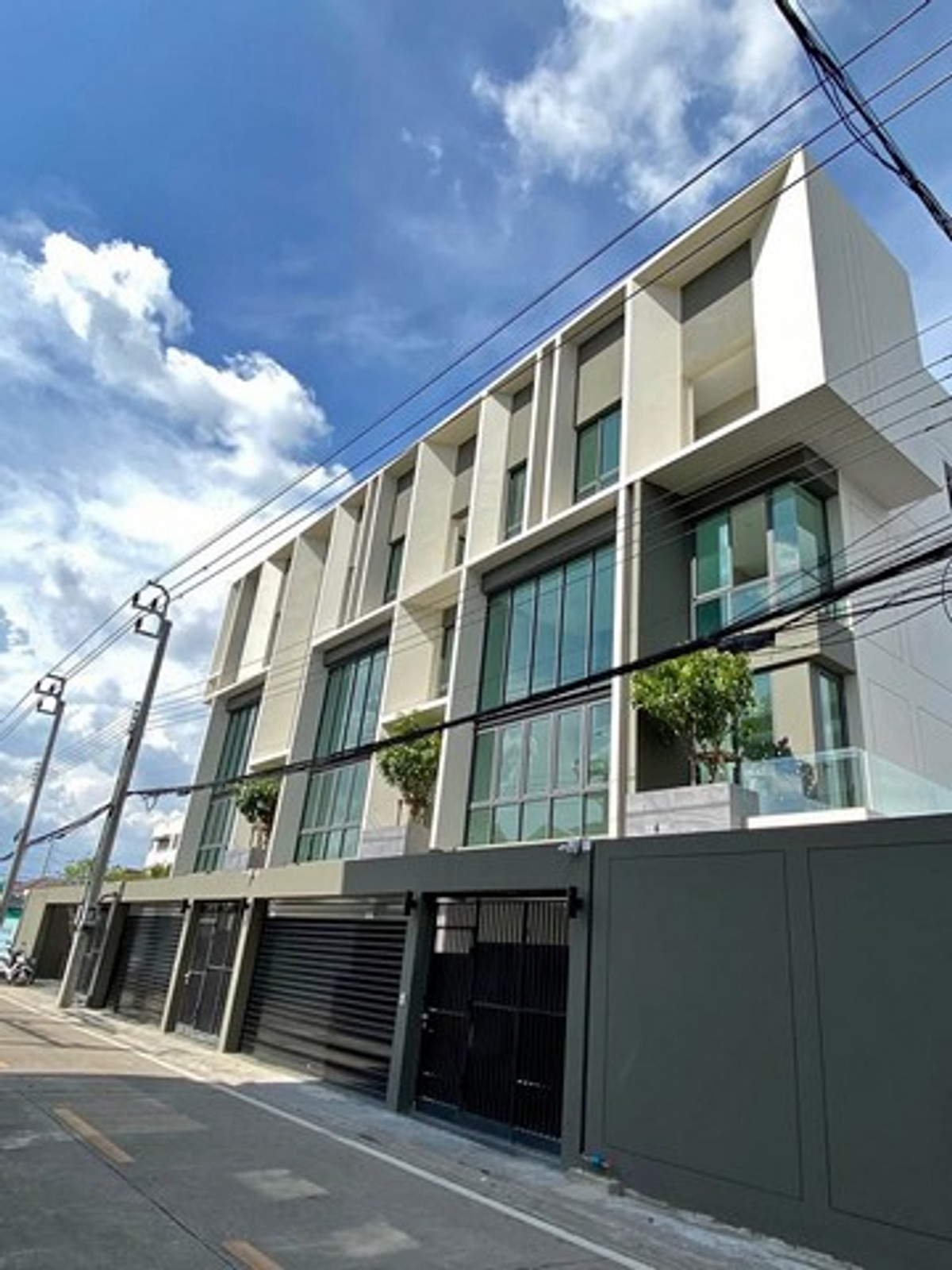For RentTownhomeOnnut, Udomsuk : HR3220For sale/rent a luxurious 4-story home office, Myst On Nut-Srinakarin project with private elevator. Prime location next to Sri Nuch BTS station.