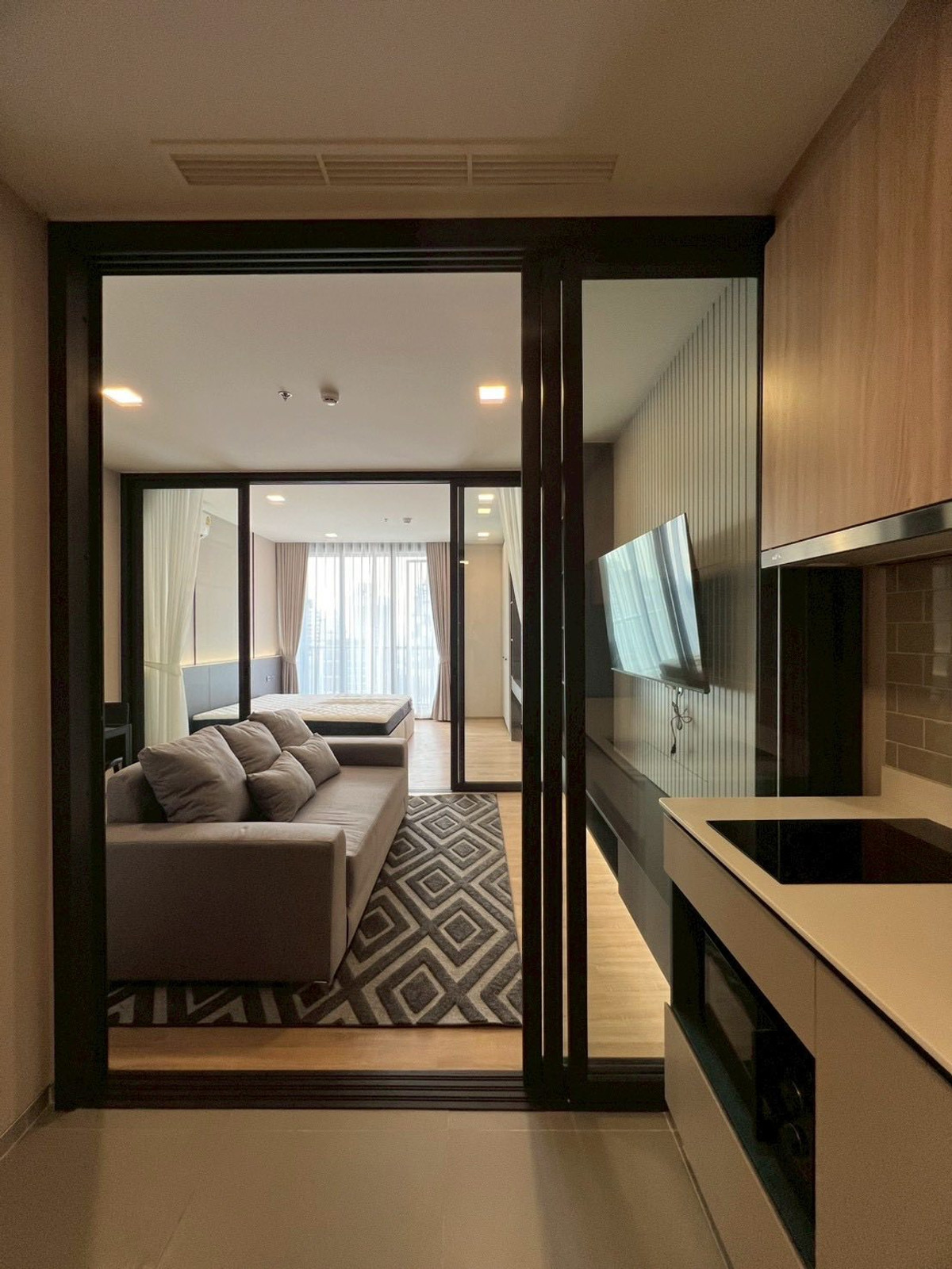 For RentCondoRatchathewi,Phayathai : Condo for rent XT Phayathai, near BTS Phaya Thai and Airport Rail Link, only 650 meters, premium quality project from Sansiri, location in the heart of the city, convenient travel.