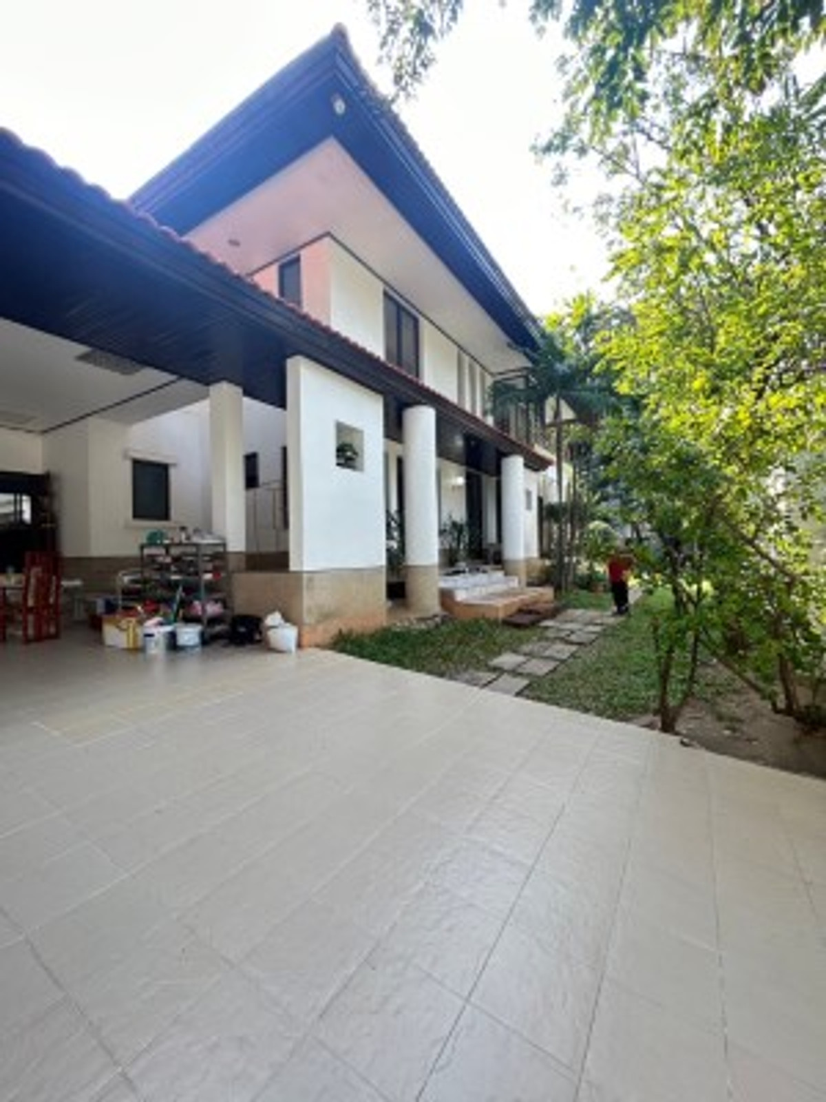 ให้เช่าบ้านพัฒนาการ ศรีนครินทร์ :  ให้เช่าบ้านเดี่ยวหลังใหญ่ 2 หลัง เชื่อมต่อกัน ตกแต่งสวยงาม พื้นที่ใช้สอยเยอะ 5 ห้องนอน 5 ห้องน้ำแอร์ครบทุกห้อง เฟอร์นิเจอร์บิวท์อิน ราคาเช่า 100,000 บาท ถ.ศรีนครินท