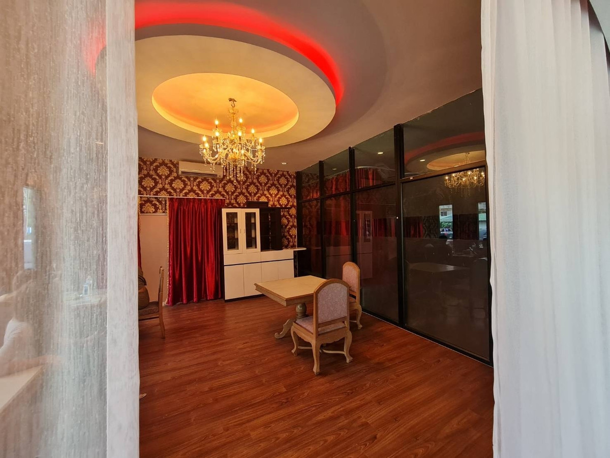 For LeaseholdRetail SpaceLadprao, Central Ladprao : Spa massage shop for rent, Sena-Wang Hin, next to Wang Hin intersection, behind Ko Yi Restaurant. In the project there is a sauna and restaurant.
