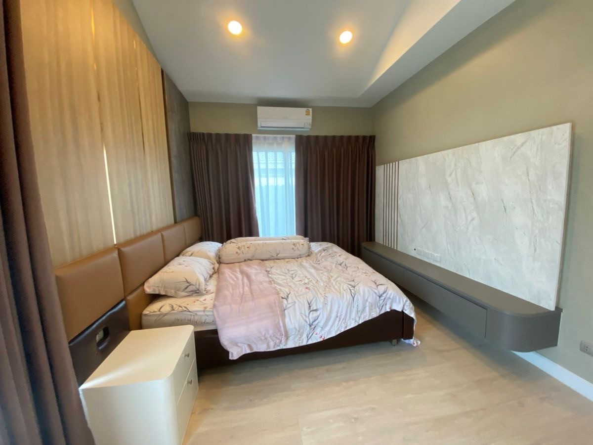 For RentHouseNawamin, Ramindra : Single house for rent, Perfect Place, Ramintra-Wongwaen (Chatu Chot), beautiful built-ins, close to the expressway and Fashion Island mall.