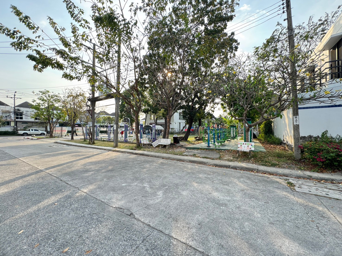 For SaleTownhomeSamut Prakan,Samrong : Boble Park Townhouse, Bang Phli, good location, peaceful society, with private parking.