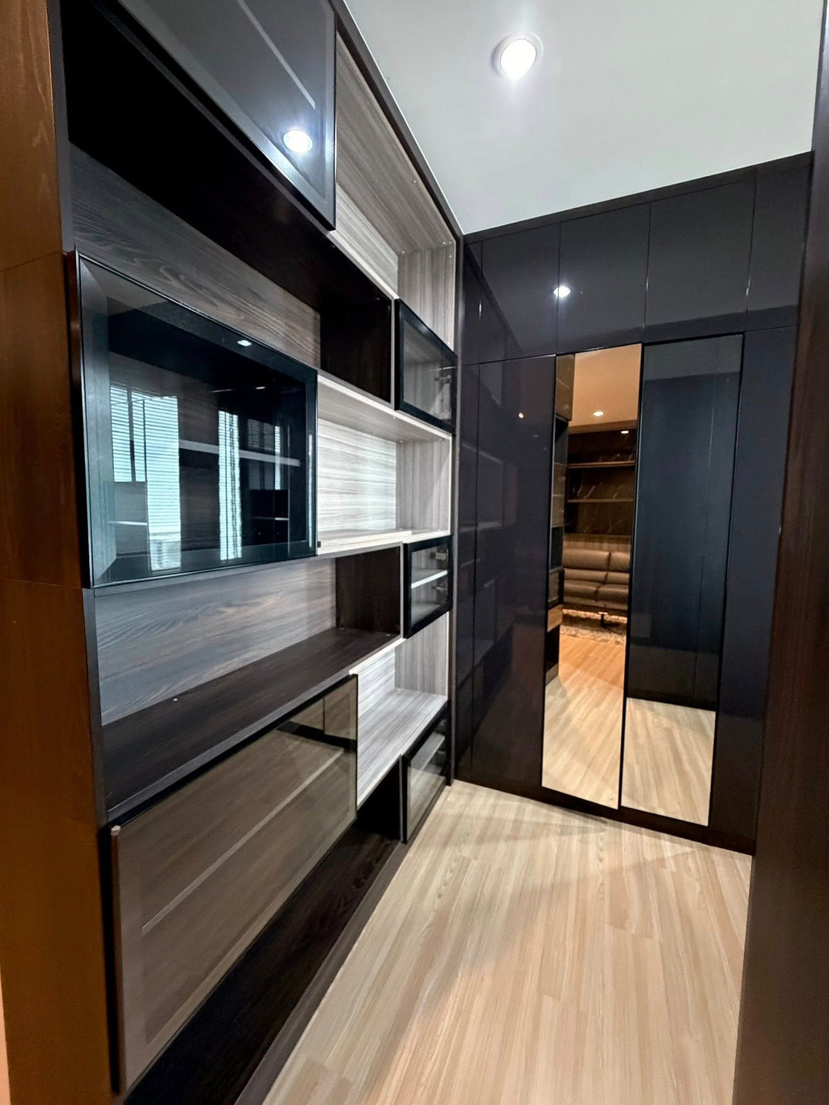 For RentTownhomePattanakan, Srinakarin : For rent!! Townhome 3.5 floors: ✨Nirvana define srinakarin-rama 9: Convenient transportation near Rama 9 Expressway and Airport Rail Link.