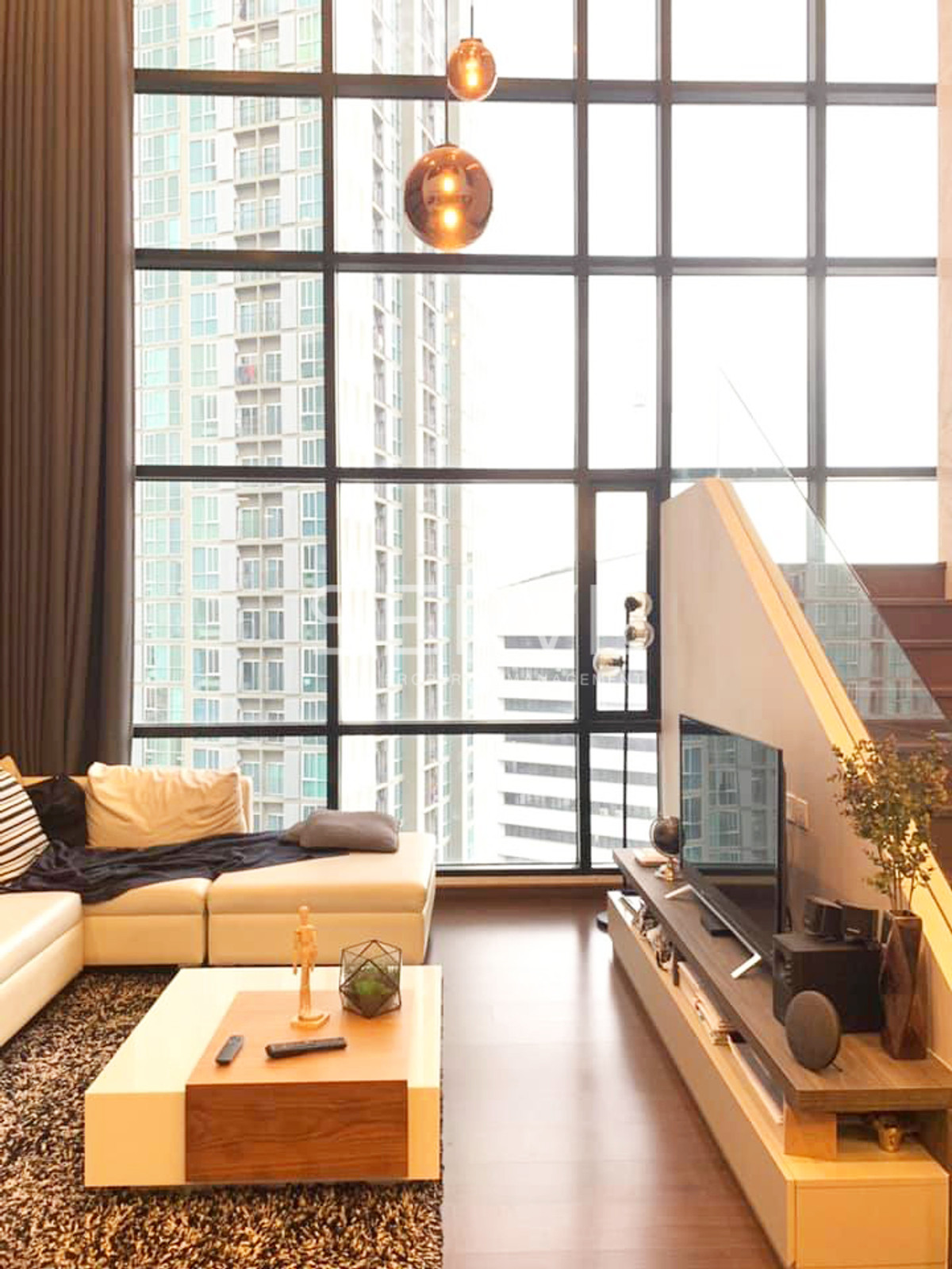 For RentCondoRatchadapisek, Huaikwang, Suttisan : 🔥Duplex Penthouse 3 beds with Bathtub Luxury Room City view Fully furnished Good Location  Close to MRT Thailand Cultural Centre Station  @  IVY Ampio 