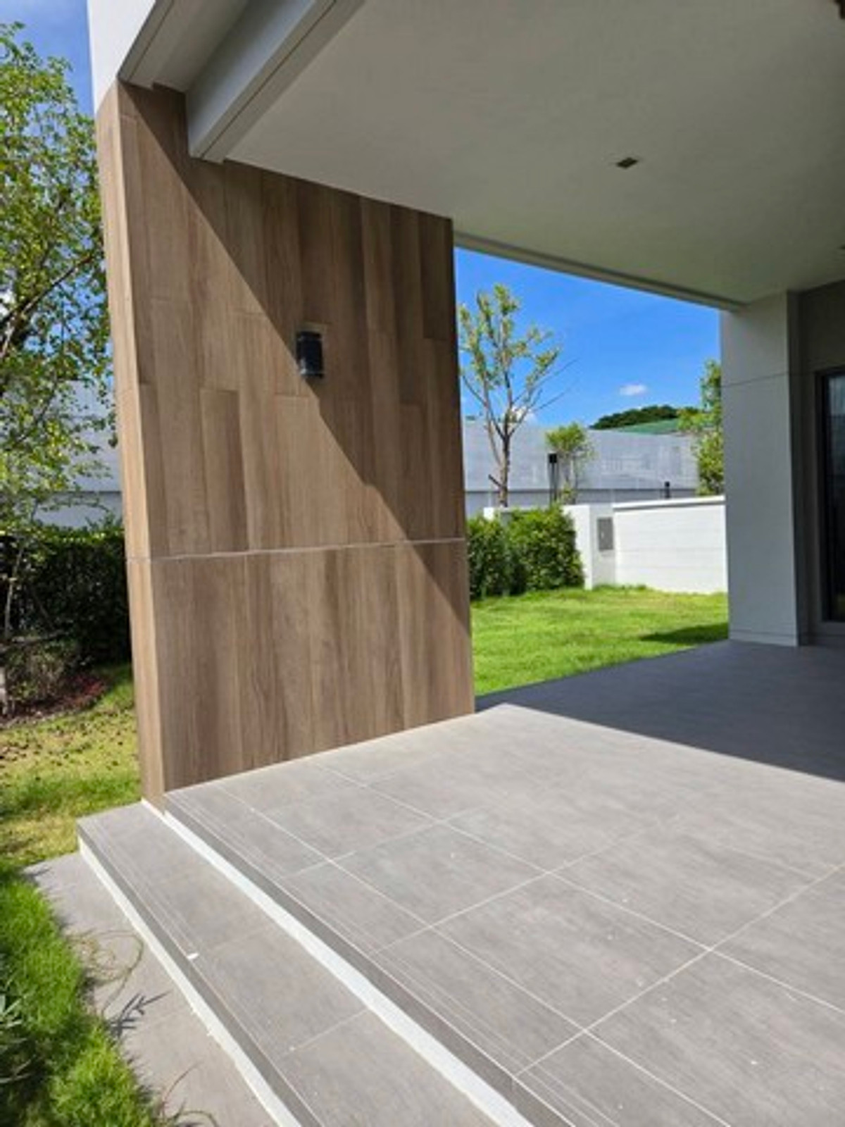 For RentHouseBangna, Bearing, Lasalle : HR3230 Luxury detached house for rent, Bangkok Boulevard Bangna KM.5, new house, 1 year | Corner plot | Fully furnished, ready to move in | Near ICS International School, only 500 m.