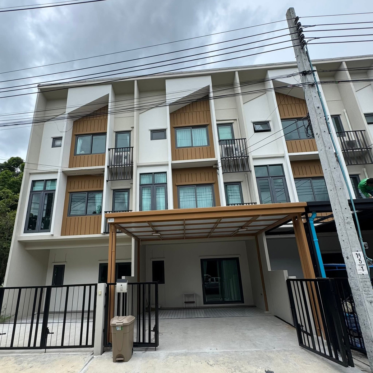 For RentTownhomeSeri Thai, Ramkhamhaeng Nida : Townhome for rent, 3 floors, on Sukhapiban 2 Road, in front of the house, garden view, wont hit anyone, next to shopping mall Jas Green Village, Prawet, can walk.  Near Mega Bangna, Rama 9, Sirindhorn Hospital, near Gemopolis.