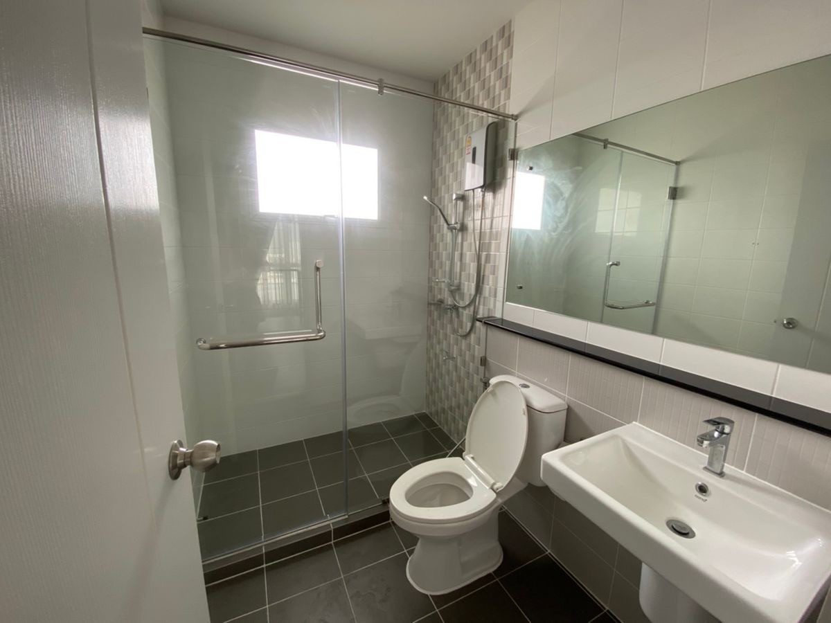 For RentHouseNawamin, Ramindra : Single house for rent, Perfect Place, Ramintra-Wongwaen (Chatu Chot), beautiful built-ins, close to the expressway and Fashion Island mall.