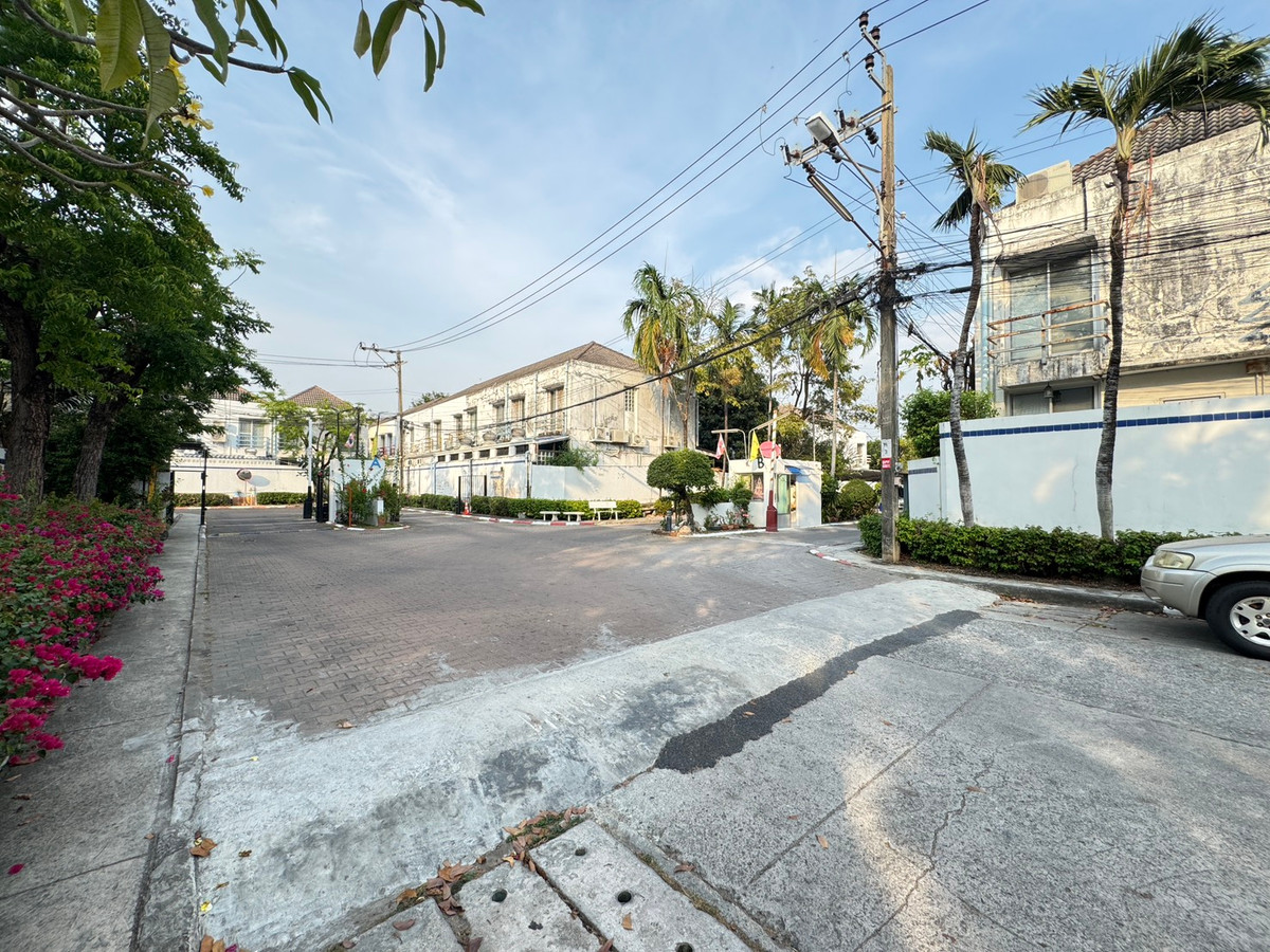 For SaleTownhomeSamut Prakan,Samrong : Boble Park Townhouse, Bang Phli, good location, peaceful society, with private parking.