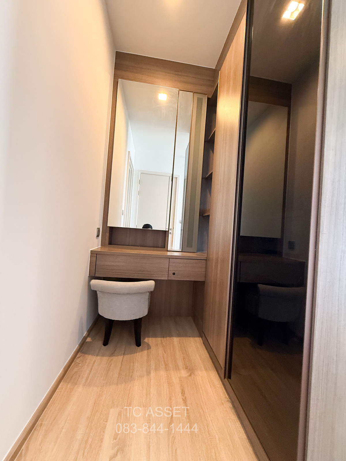 ให้เช่าคอนโดสะพานควาย จตุจักร : 🔥 𝐅𝐨𝐫 𝐑𝐞𝐧𝐭!  𝐓𝐡𝐞 𝐋𝐢𝐧𝐞 𝐏𝐡𝐚𝐡𝐨𝐧-𝐏𝐫𝐚𝐝𝐢𝐩𝐚𝐭! 𝟐 ห้องนอน 𝟓𝟐.𝟔𝟔 ตรม ชั้น 𝟑𝟎+ ทิศเหนือ แต่งครบ🔥 เพียง 𝟑𝟎,𝟎𝟎𝟎 บาท! 