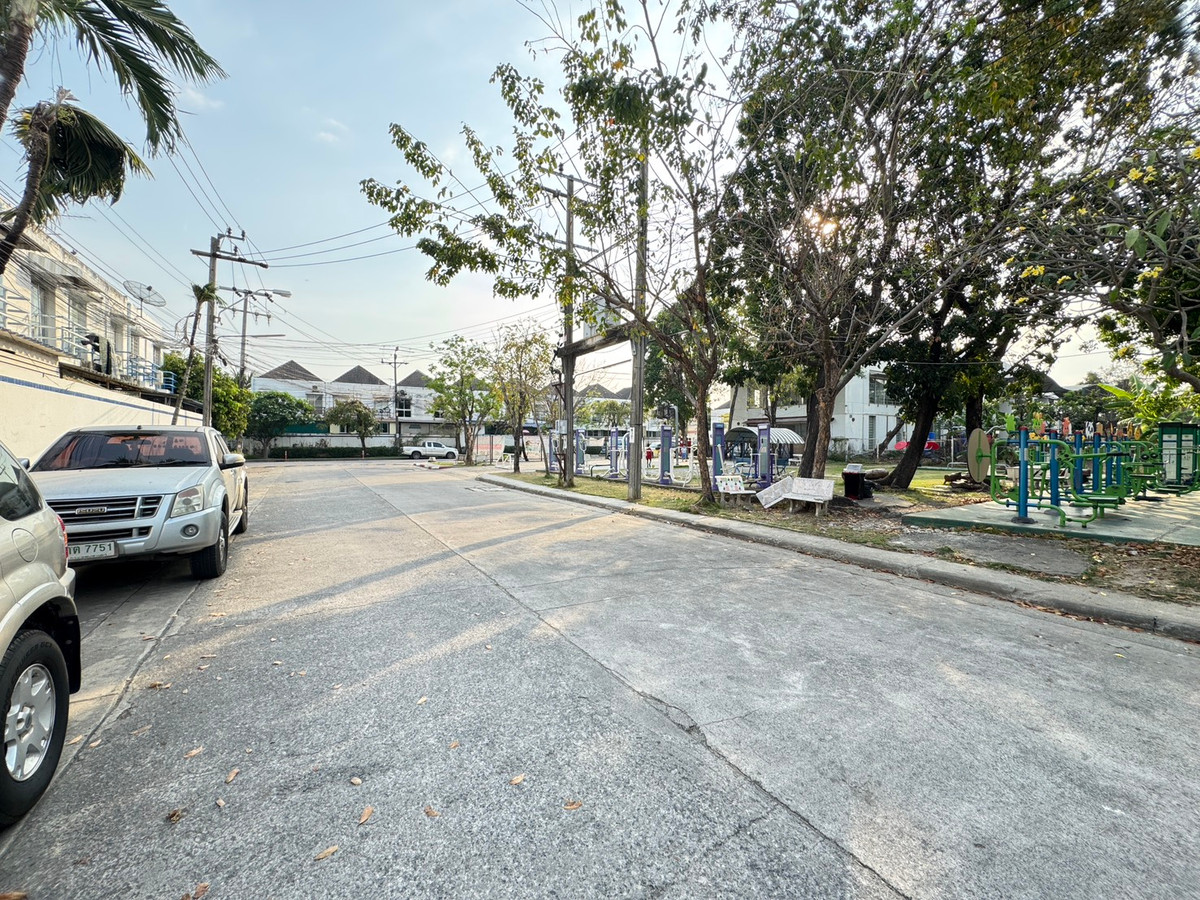 For SaleTownhomeSamut Prakan,Samrong : Boble Park Townhouse, Bang Phli, good location, peaceful society, with private parking.