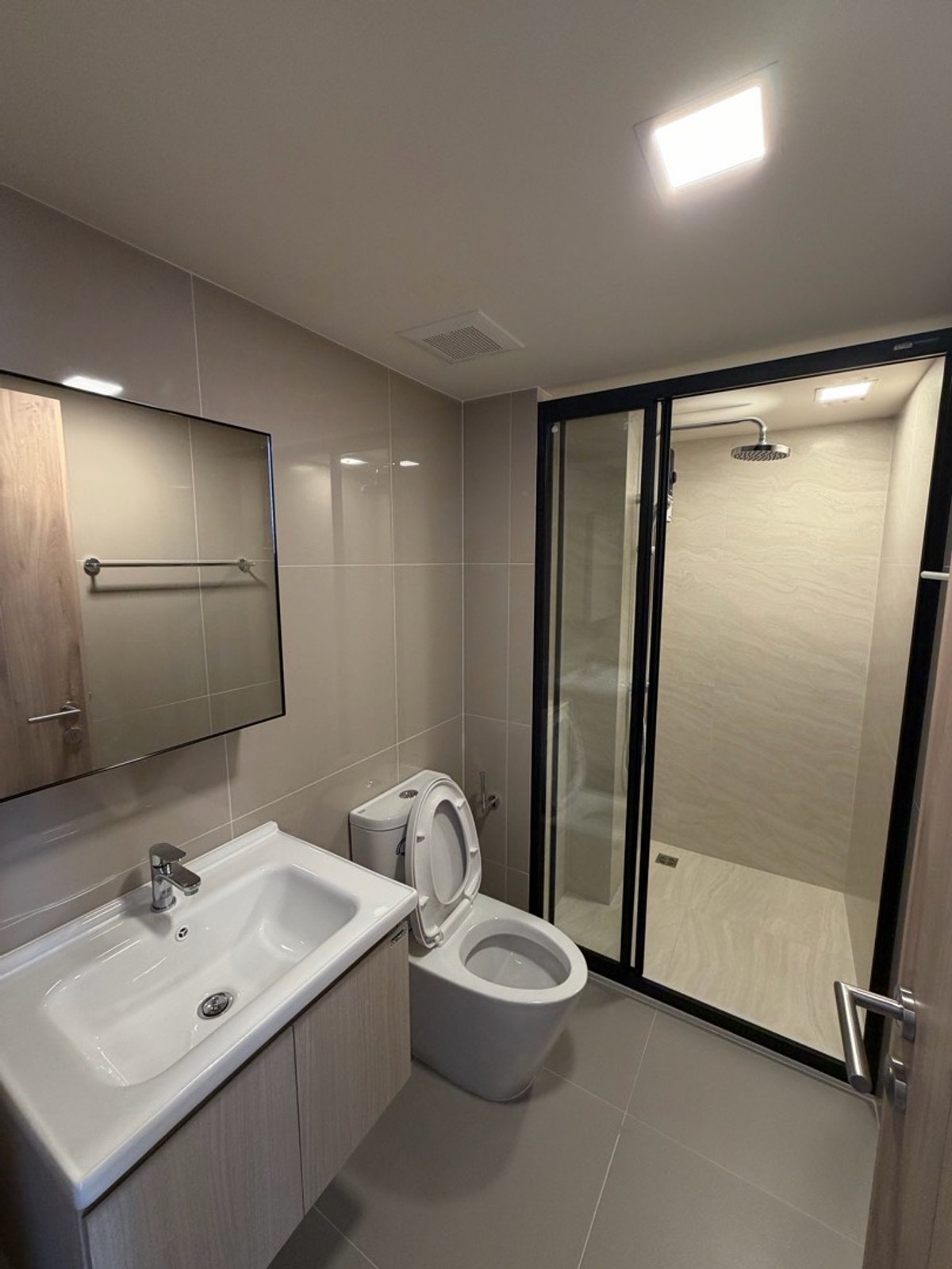 ให้เช่าคอนโดพระราม 9 เพชรบุรีตัดใหม่ RCA : 🔥ให้เช่าด่วน🔥เดอะ เบส เออเบิร์น พระราม 9 ห้องใหม่ เพดานสูง โปร่งโล่งสบาย เฟอร์นิเจอร์ครบพร้อมเข้าอยู่ ใกล้ MRT พระราม 9