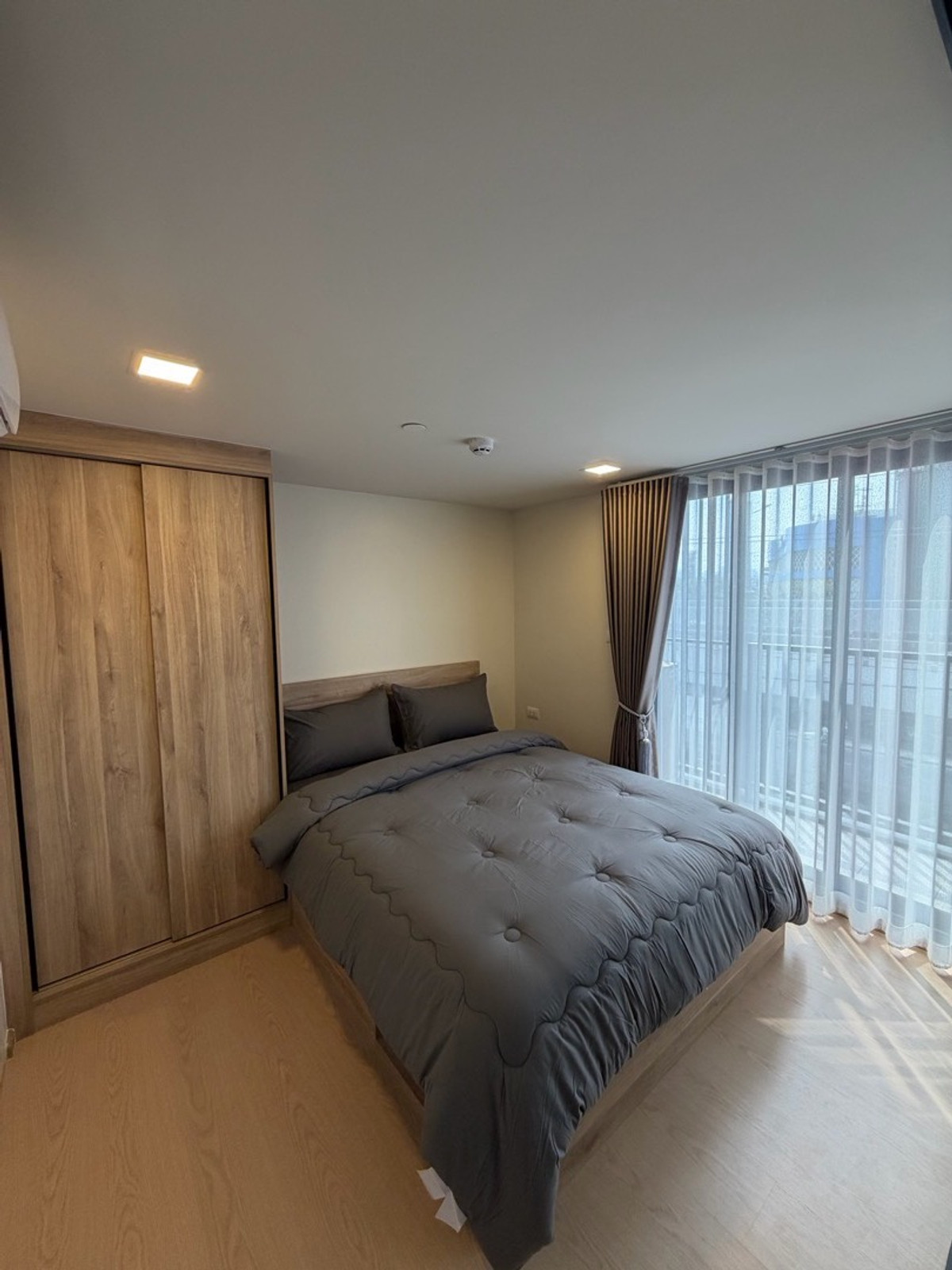 For RentCondoRama9, Petchburi, RCA : 🔥For Rent Now🔥 The Base Urban Rama 9, brand new unit, high ceilings, spacious and airy. Fully furnished apartment ready to move in, near MRT Rama 9.
