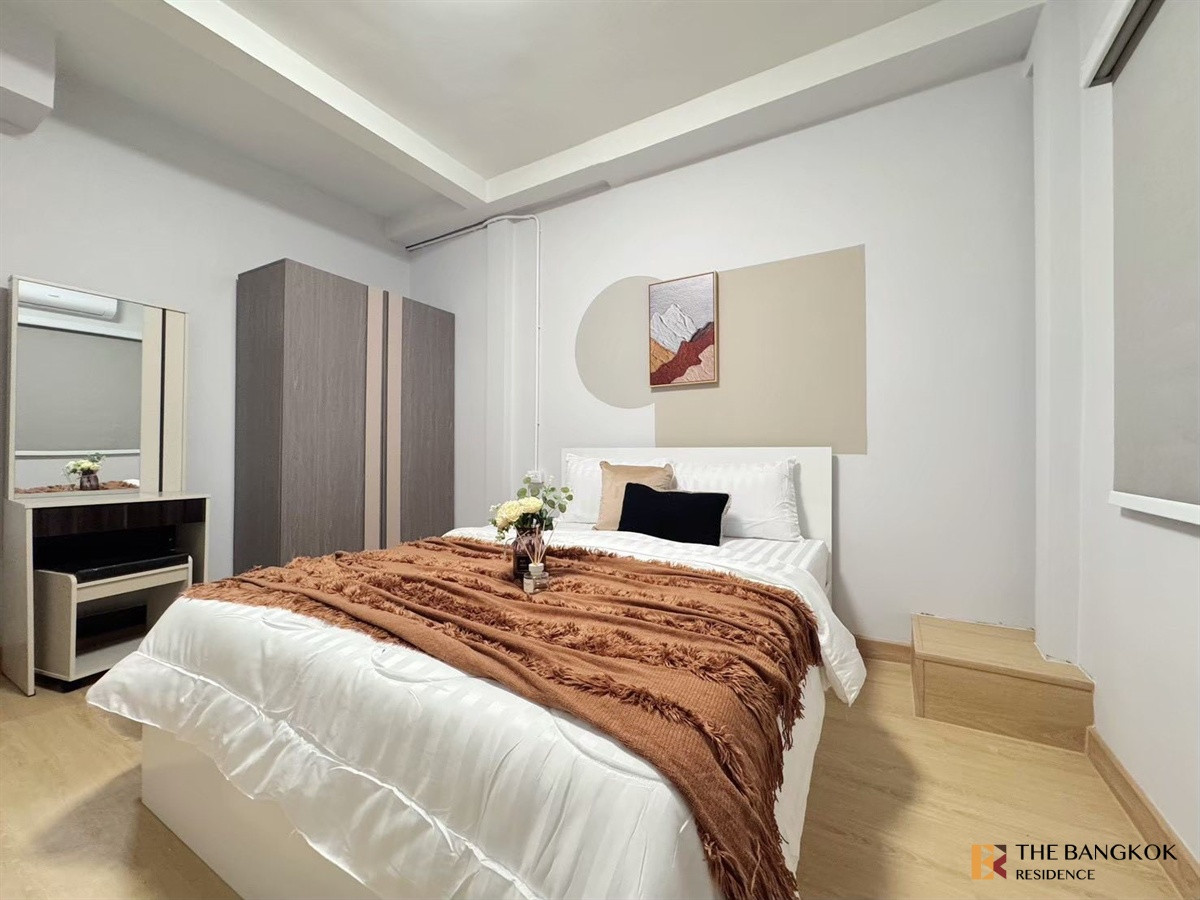 For RentHouseRatchadapisek, Huaikwang, Suttisan :  House in Huai Khwang 🏡 Newly Renovated with Private Swimming Pool 