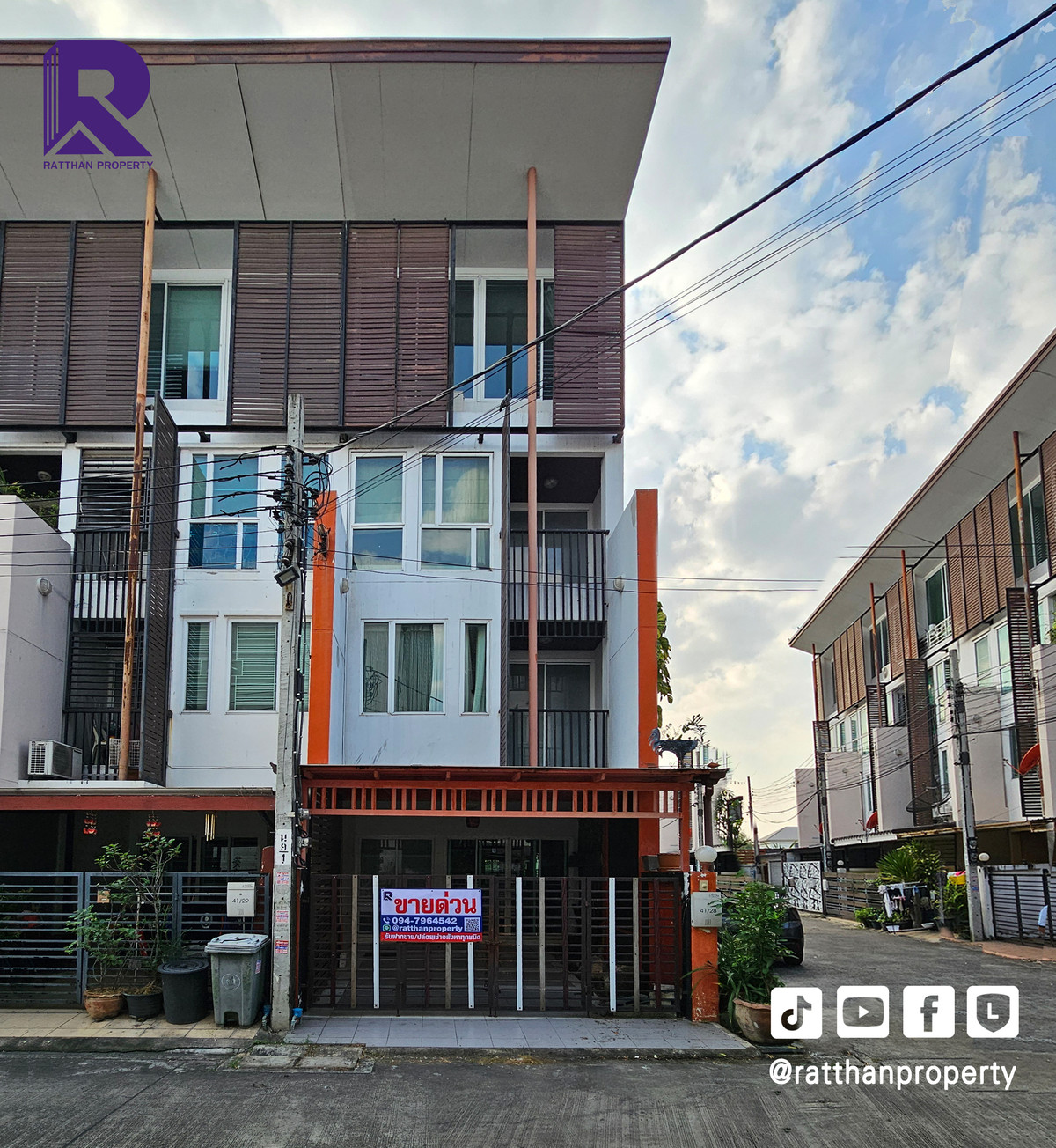 For SaleTownhomeChaengwatana, Muangthong : Townhome for sale, 3.5 floors, corner unit, The Attic Chaengwattana, cheap price, near Central Chaengwattana (SH026)
