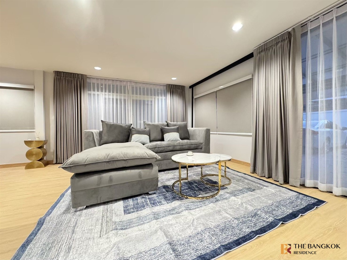 For RentHouseRatchadapisek, Huaikwang, Suttisan :  House in Huai Khwang 🏡 Newly Renovated with Private Swimming Pool 