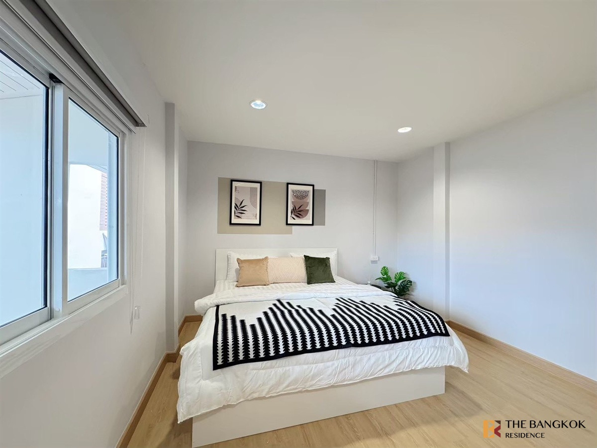 For RentHouseRatchadapisek, Huaikwang, Suttisan :  House in Huai Khwang 🏡 Newly Renovated with Private Swimming Pool 