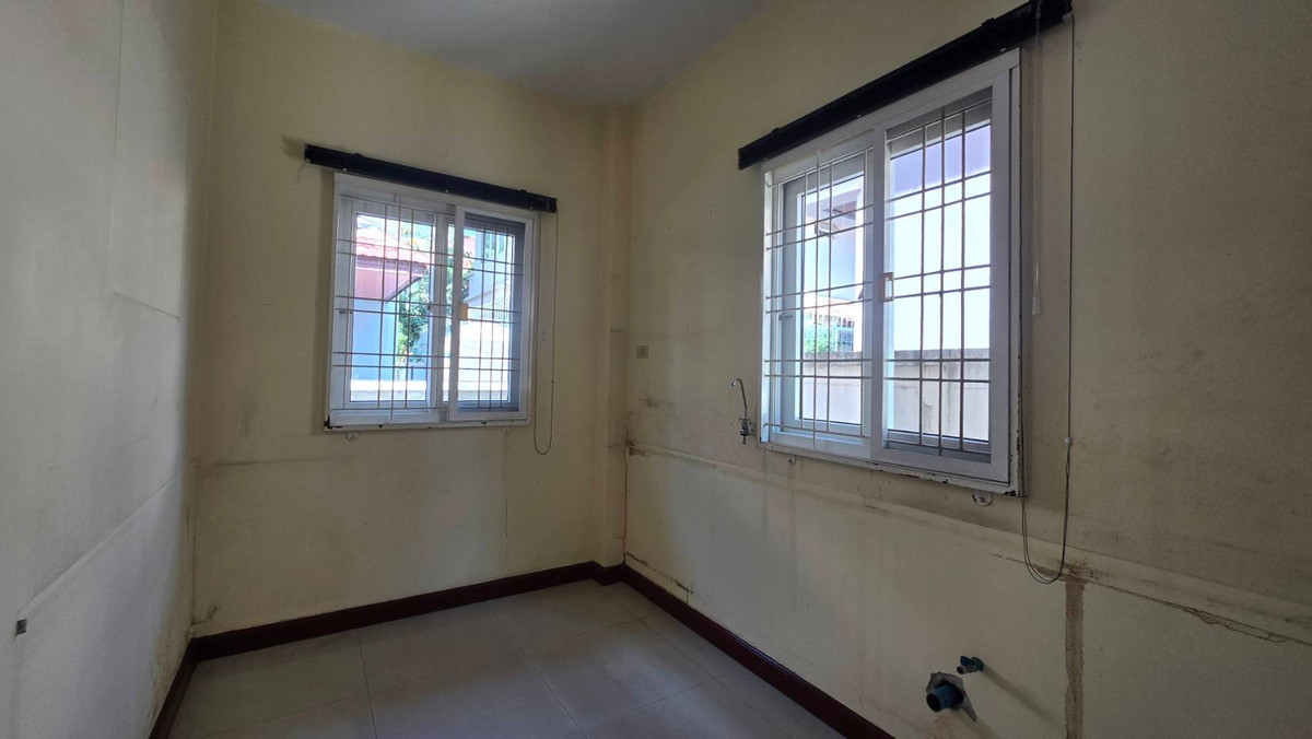 For SaleHousePathum Thani,Rangsit, Thammasat : 2-story detached house for sale, Than Mankong Village 1, Khlong Nueng, Khlong Luang, Pathum Thani, area 54.3 square wah, usable area 193 square meters, 3 bedrooms, 3 bathrooms, parking for 2 cars in the house.