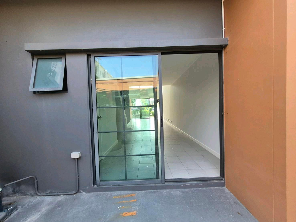 For RentShop HouseBang kae, Phetkasem : Commercial building for rent, 3.5 floors, Siri Avenue Phetkasem 81, 5 bedrooms, 3 bathrooms, 7 air conditioners. Every room, next to Phetkasem Road 81.