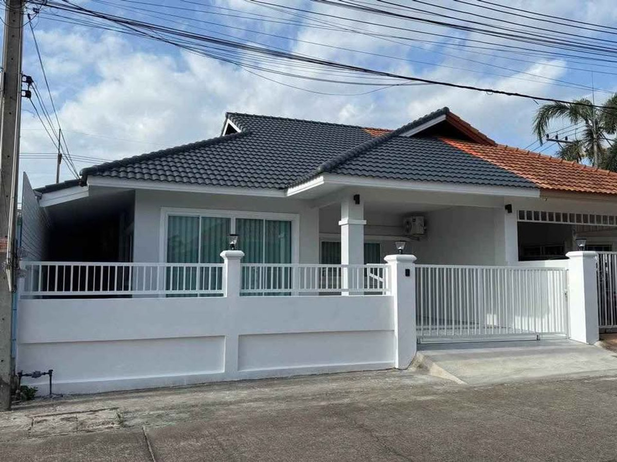For SalePattaya, Bangsaen, Chonburi : Modern style semi-detached house, ready to move in, Nong Mai Kaen zone, Pattaya.