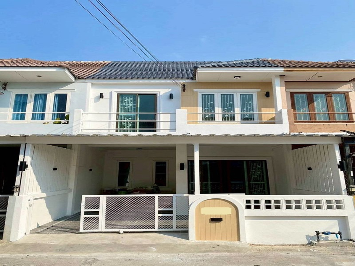 For SaleTownhomeSriracha Laem Chabang Ban Bueng : Townhome for sale, Bueng Worakit, Poom Sap Village, Sriracha. 3 bedrooms, newly renovated. Near Pinthong Industrial Estate.