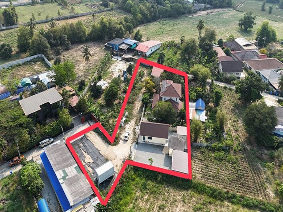 For SaleLandSriracha Laem Chabang Ban Bueng : Land for sale with house and warehouse in Sriracha, Nong Kho-Khao Din area, near Laem Chabang Industrial Estate.
