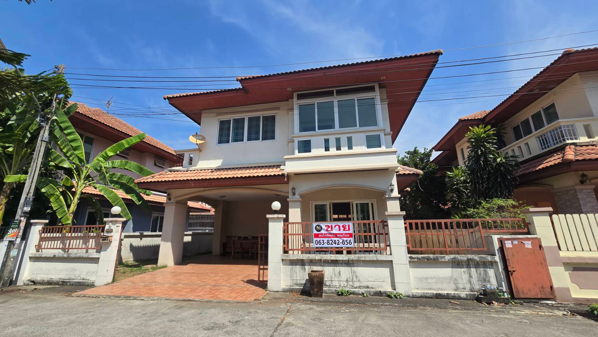 ขายบ้านปทุมธานี รังสิต ธรรมศาสตร์ : ขายบ้านเดี่ยว 2 ชั้น หมู่บ้านฐานมั่นคง 1 คลองหนึ่ง คลองหลวง ปทุมธานี เนื้อที่ 54.3 ตารางวา พื้นที่ใช้สอย 193 ตารางเมตร 3 ห้องนอน 3 ห้องน้ำ จอดรถในบ้าน 2 คัน