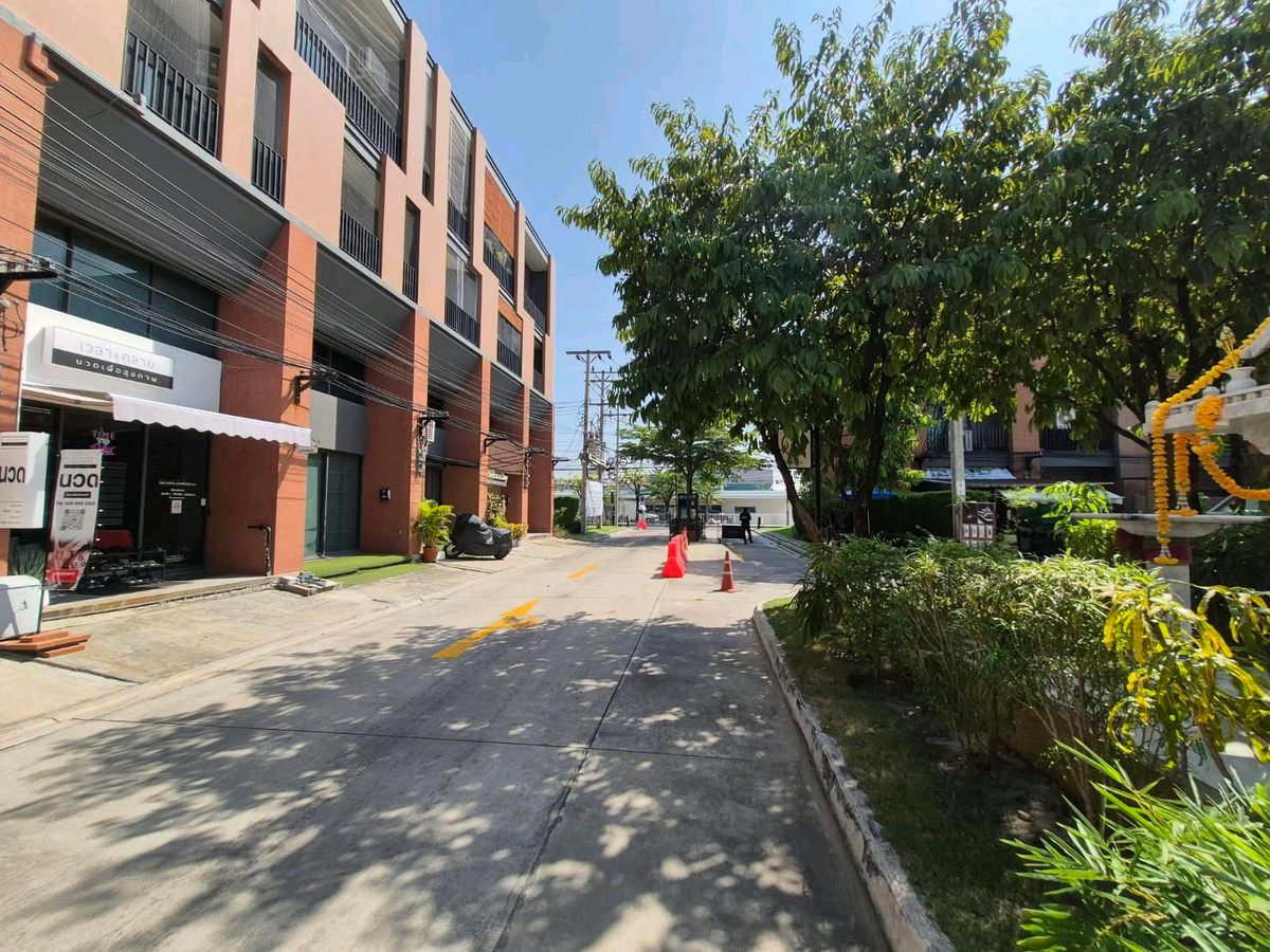 For RentShop HouseBang kae, Phetkasem : Commercial building for rent, 3.5 floors, Siri Avenue Phetkasem 81, 5 bedrooms, 3 bathrooms, 7 air conditioners. Every room, next to Phetkasem Road 81.