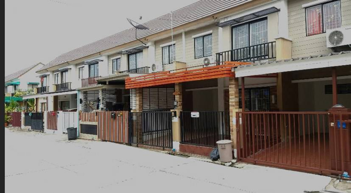 ให้เช่าทาวน์โฮมลาดกระบัง สุวรรณภูมิ : ทาวน์เฮ้าส์ ให้เช่าในหมู่บ้านพฤกษา 58/2 ทาสีและปูกระเบื้อง ใหม่ (ว่าง1มี.ค.69)