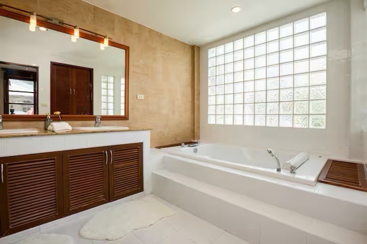 TownhomeSukhumvit, Asoke, Thonglor : Townhouse for Sale and Rent Sukhumvit 39 Phrom Phong near BTS Phrom Phong 4 Bedroom 440 sqm close to EmQuartier Emporium Samitivej Hospital