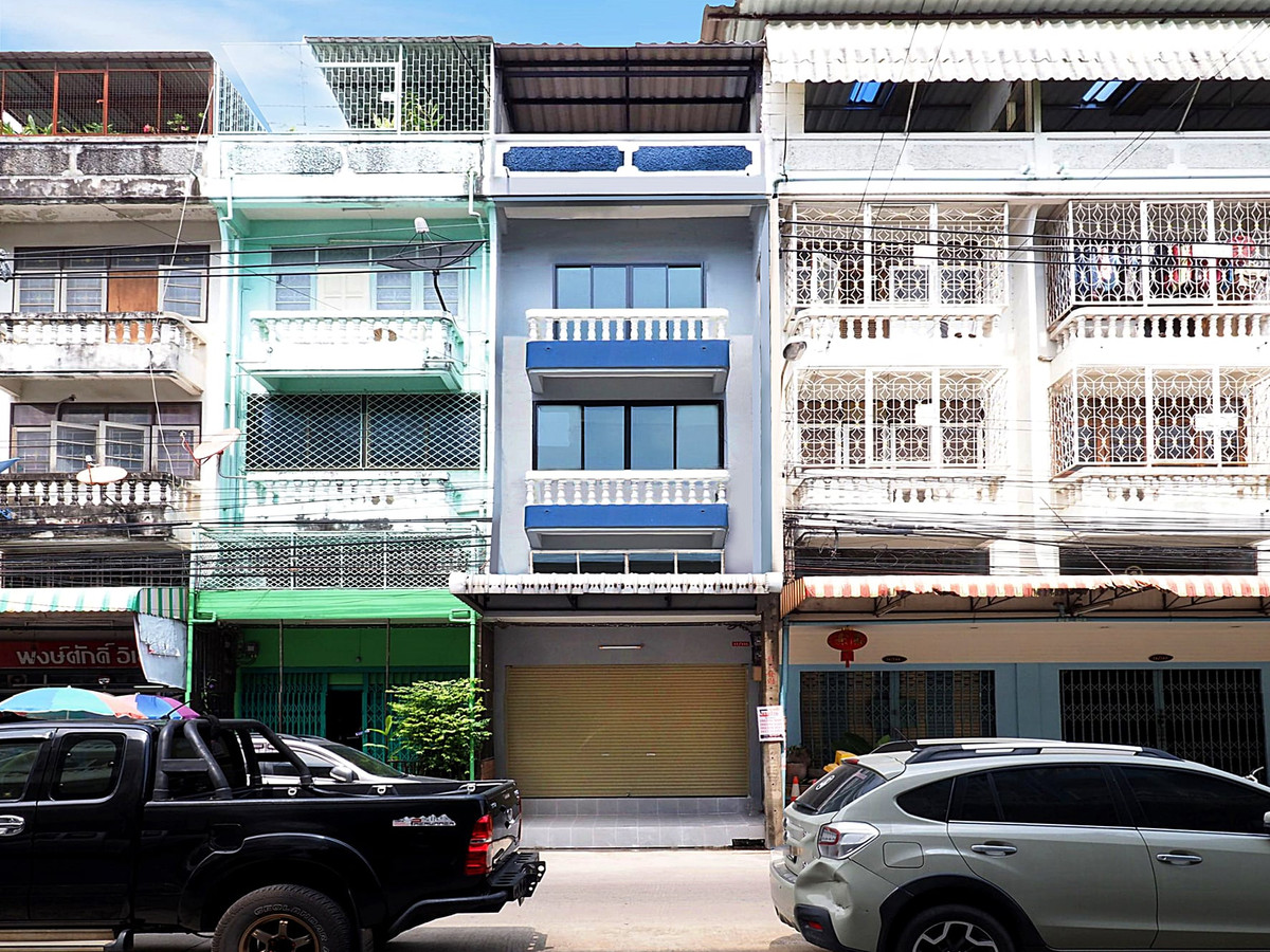 For SaleShop HouseNonthaburi, Bang Yai, Bangbuathong : Clearance Sale, huge discounts, below cost, selling at a special price, commercial building, 3.5 floors + rooftop, Bua Thong Thani Village, size 15 sq m, 5 bedrooms, 3 bathrooms, great location at the beginning of the project, newly decorated, fully exten