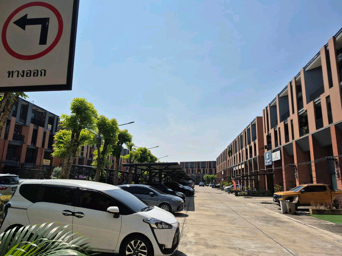 For RentShop HouseBang kae, Phetkasem : Commercial building for rent, 3.5 floors, Siri Avenue Phetkasem 81, 5 bedrooms, 3 bathrooms, 7 air conditioners. Every room, next to Phetkasem Road 81.