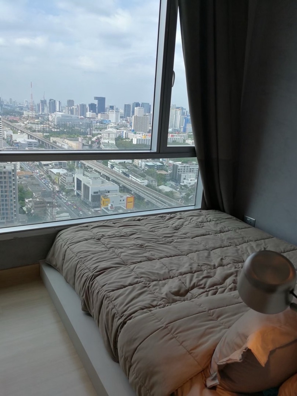 ให้เช่าคอนโดพระราม 9 เพชรบุรีตัดใหม่ RCA : 🌟 Rare Unit! ชั้นสูง เป็นส่วนตัวสุดๆ 🌟
🏙️ Thru Thonglor | 🔝 ชั้น 33 ทั้งชั้นมีแค่ 5 ห้อง + 1 Penthouse