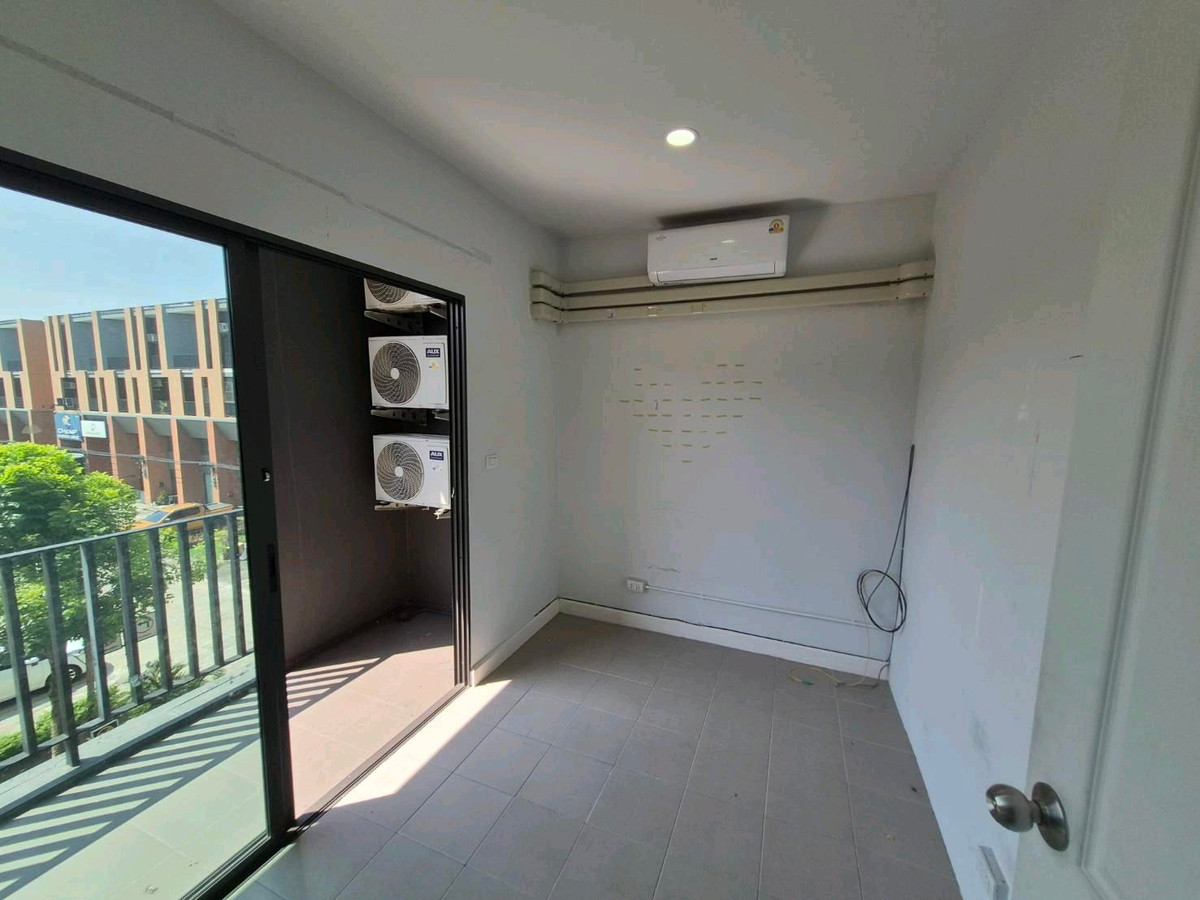 For RentShop HouseBang kae, Phetkasem : Commercial building for rent, 3.5 floors, Siri Avenue Phetkasem 81, 5 bedrooms, 3 bathrooms, 7 air conditioners. Every room, next to Phetkasem Road 81.