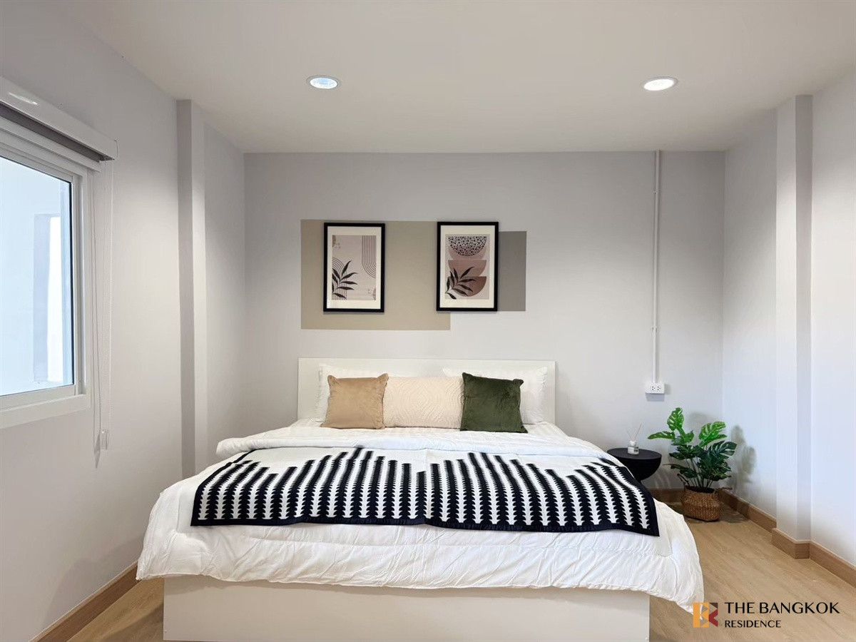 For RentHouseRatchadapisek, Huaikwang, Suttisan :  House in Huai Khwang 🏡 Newly Renovated with Private Swimming Pool 