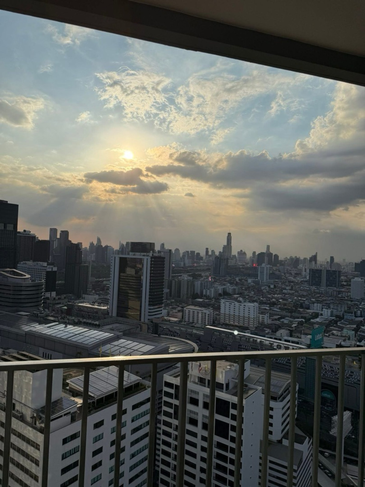 คอนโดพระราม 9 เพชรบุรีตัดใหม่ RCA : พร้อมเช่า พร้อมขาย การเดินทางสะดวก