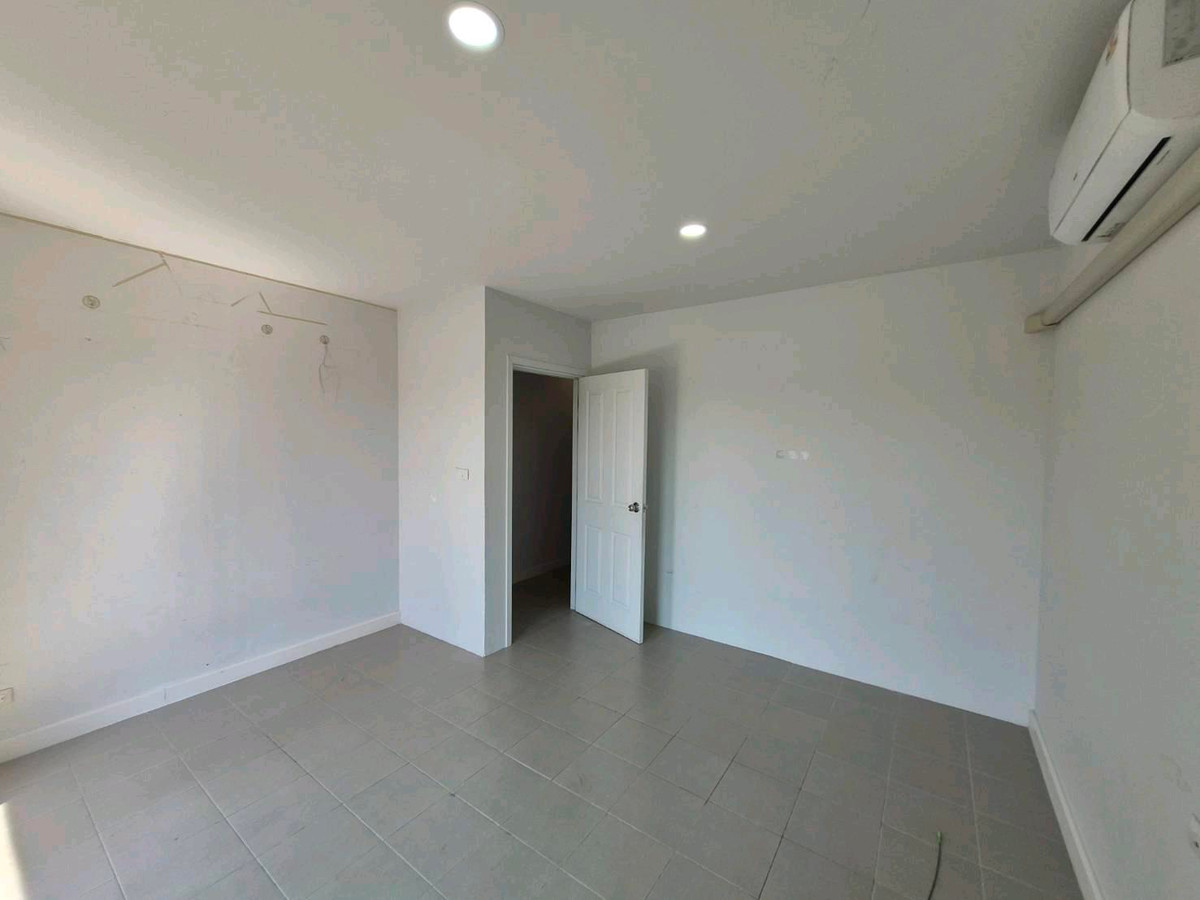 For RentShop HouseBang kae, Phetkasem : Commercial building for rent, 3.5 floors, Siri Avenue Phetkasem 81, 5 bedrooms, 3 bathrooms, 7 air conditioners. Every room, next to Phetkasem Road 81.