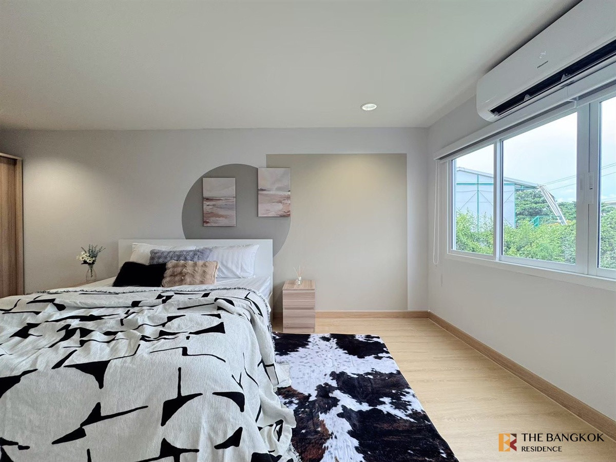 For RentHouseRatchadapisek, Huaikwang, Suttisan :  House in Huai Khwang 🏡 Newly Renovated with Private Swimming Pool 